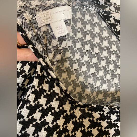 Houndstooth Stretch Top with Keyhole Tie Back - Picture 4 of 4
